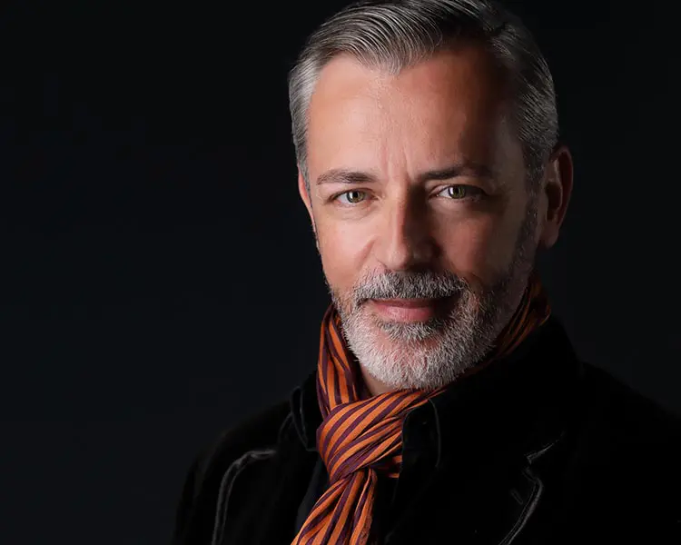 Portrait homme sur fond noir pour usage premium