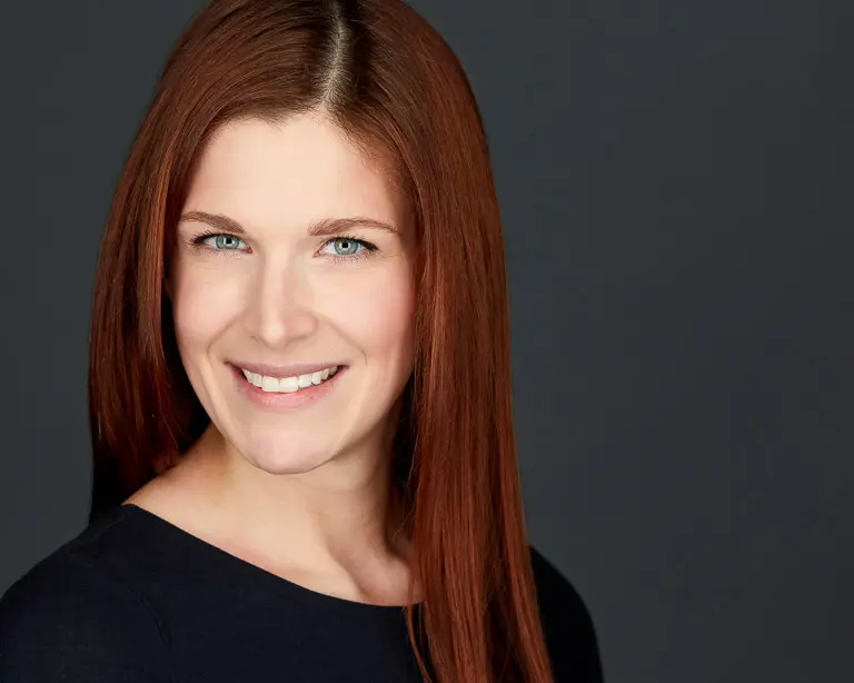 Portrait professionnel femme sur fond gris pour profil LinkedIn