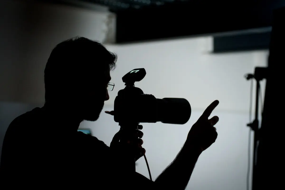 Photographe en train de diriger une séance portrait